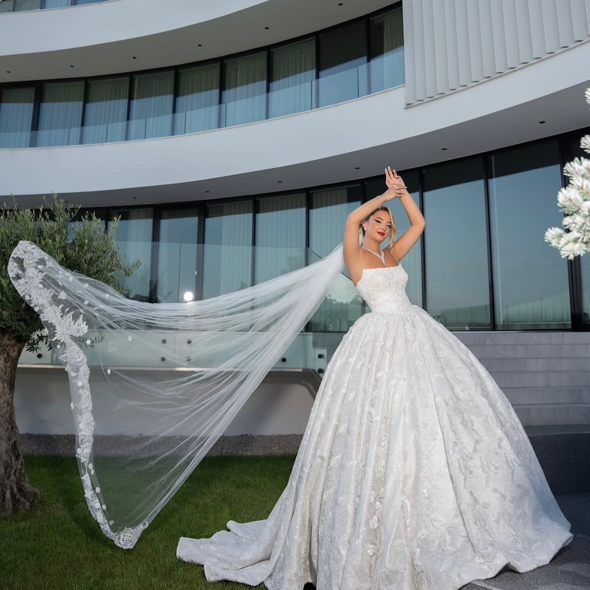 Fustan nusërie princeshë me vello dantelle – Floretë Berisha