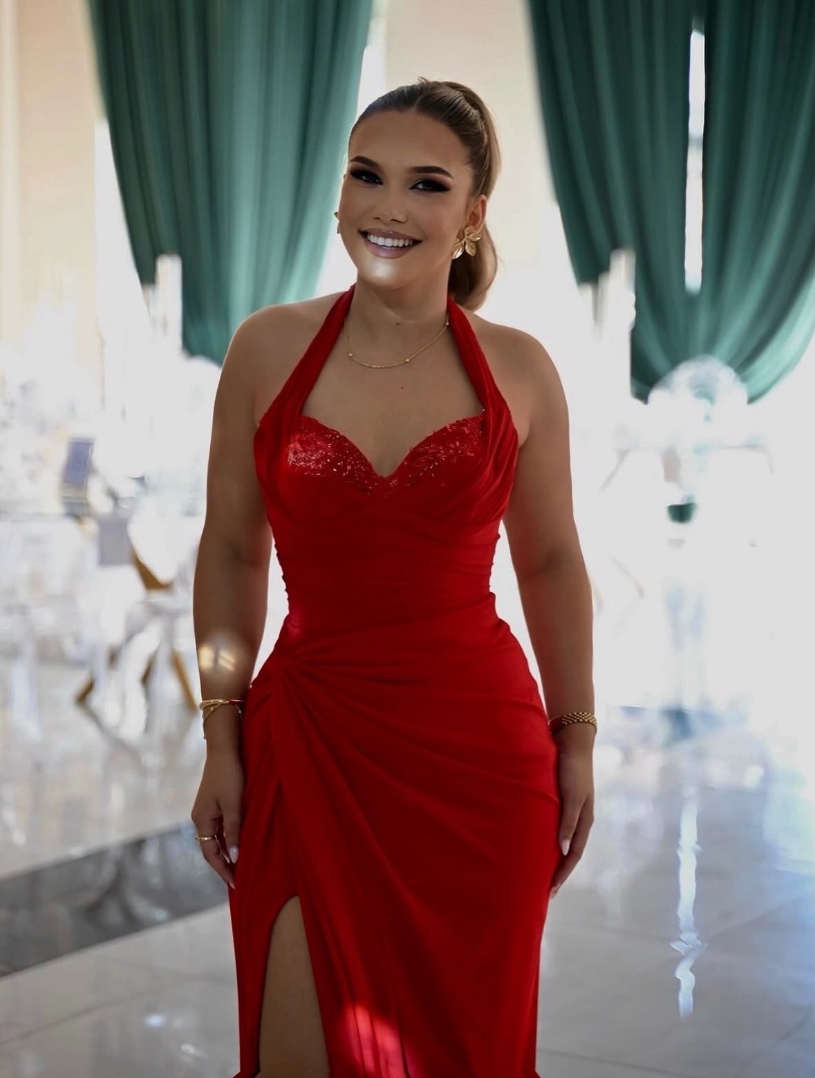 Fustan i kuq satin halter me çarje – Floretë Berisha (2)