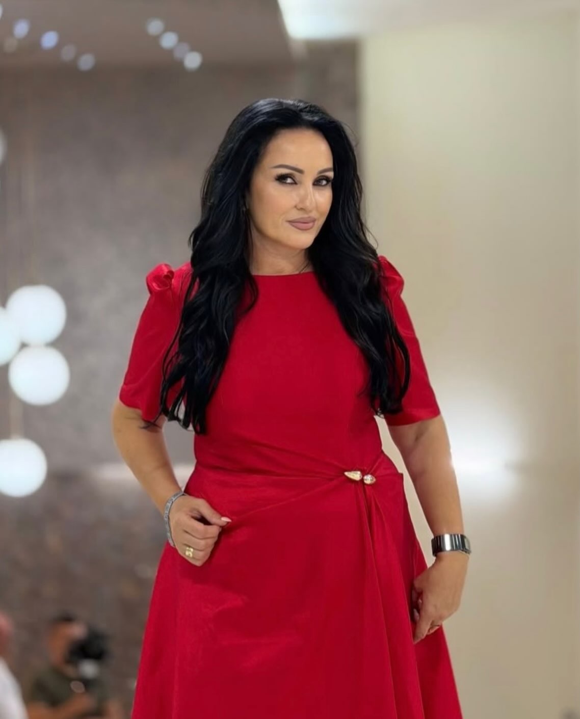 Fustan i kuq i gjatë me mëngë të shkurtra – Florjeta Shala (2)