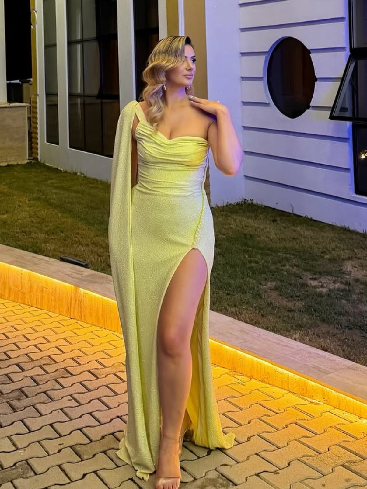 Fustan jeshil i çelur me një sup dhe çarje – Florjeta Shala (3)