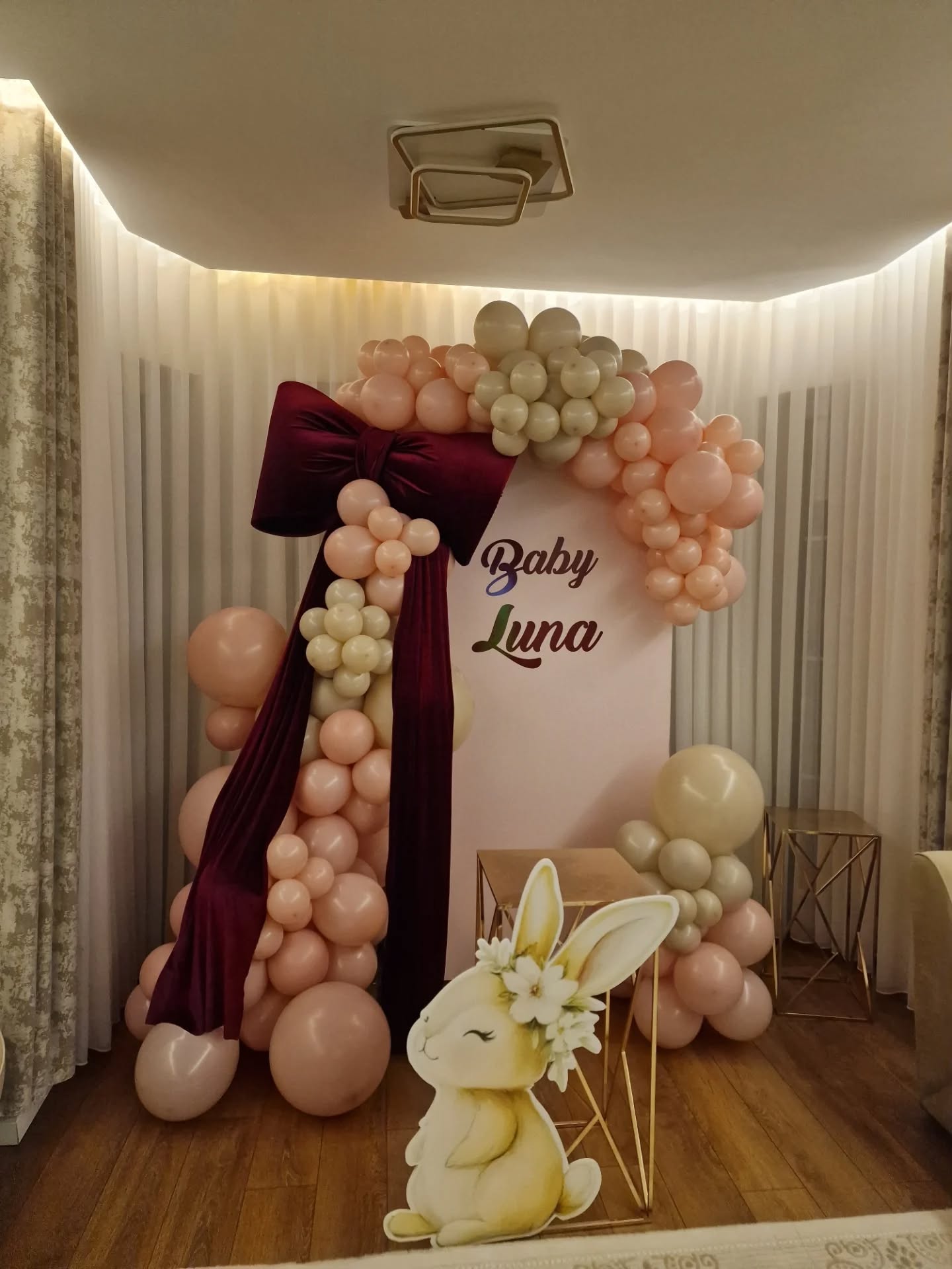 Dekor me balona për bebe me lepurush – Flowers Decor Ferizaj