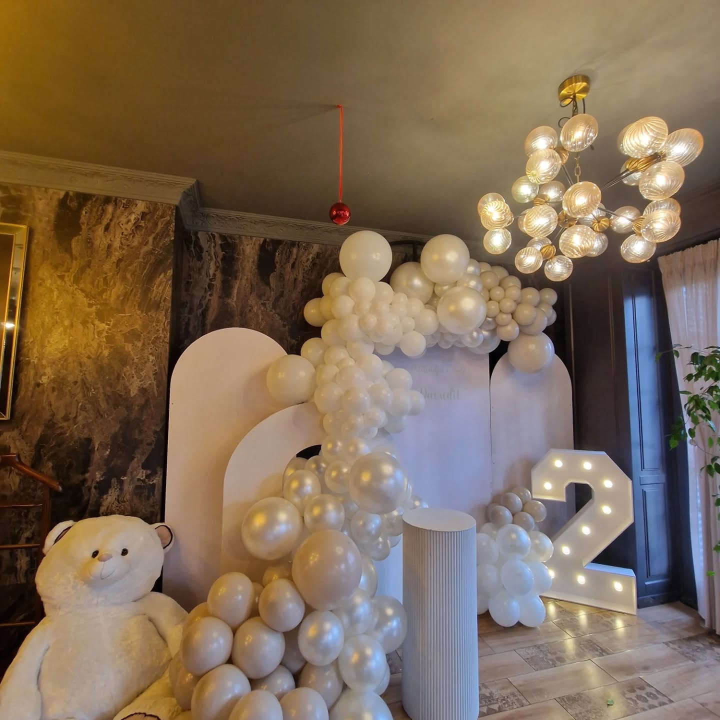 Dekor me balona të bardha dhe arush për ditëlindje – Flowers Decor Ferizaj