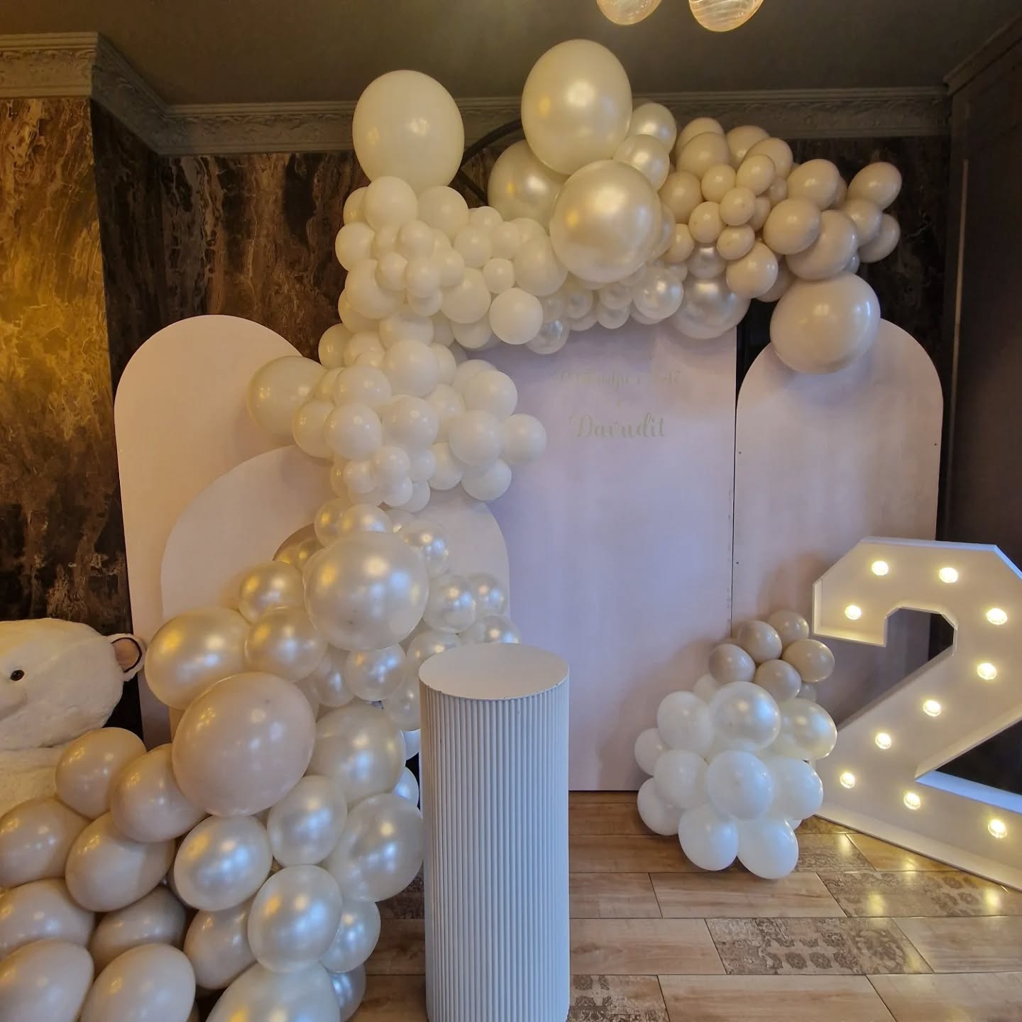 Dekor me balona të bardha dhe arush për ditëlindje – Flowers Decor Ferizaj (2)