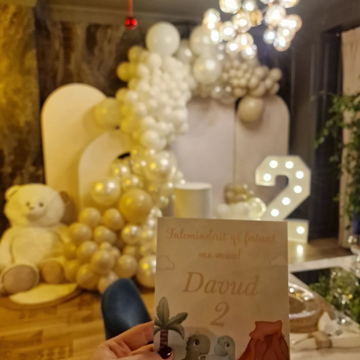 Dekor me balona të bardha dhe arush për ditëlindje – Flowers Decor Ferizaj (3)