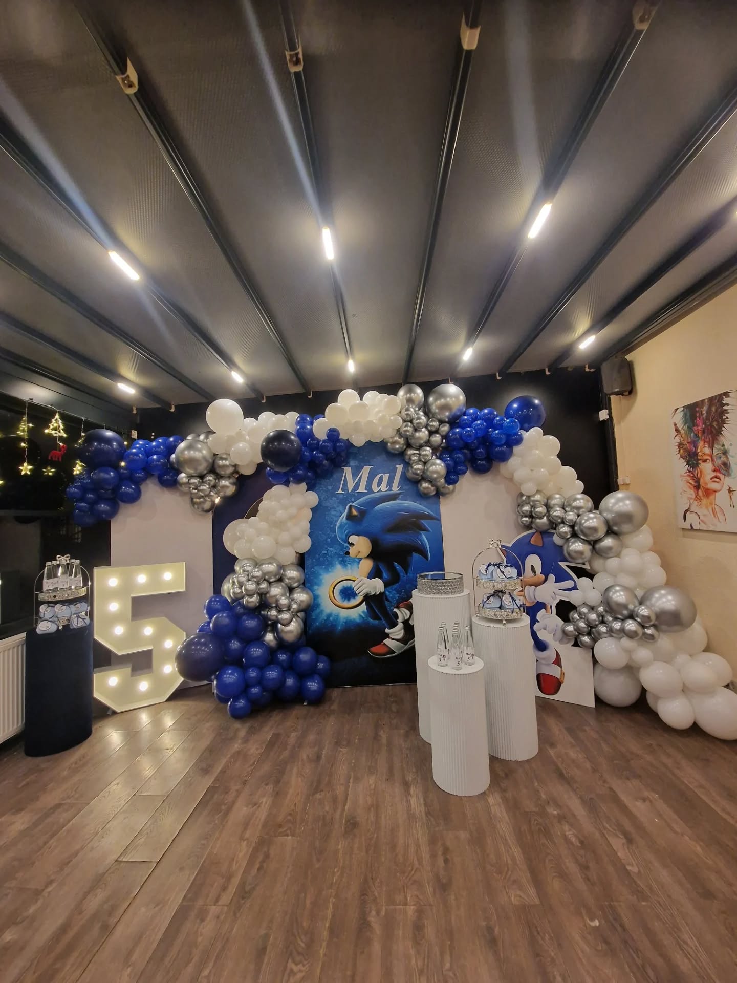 Dekor Sonic me balona blu për 5 vjeç – Flowers Decor Ferizaj