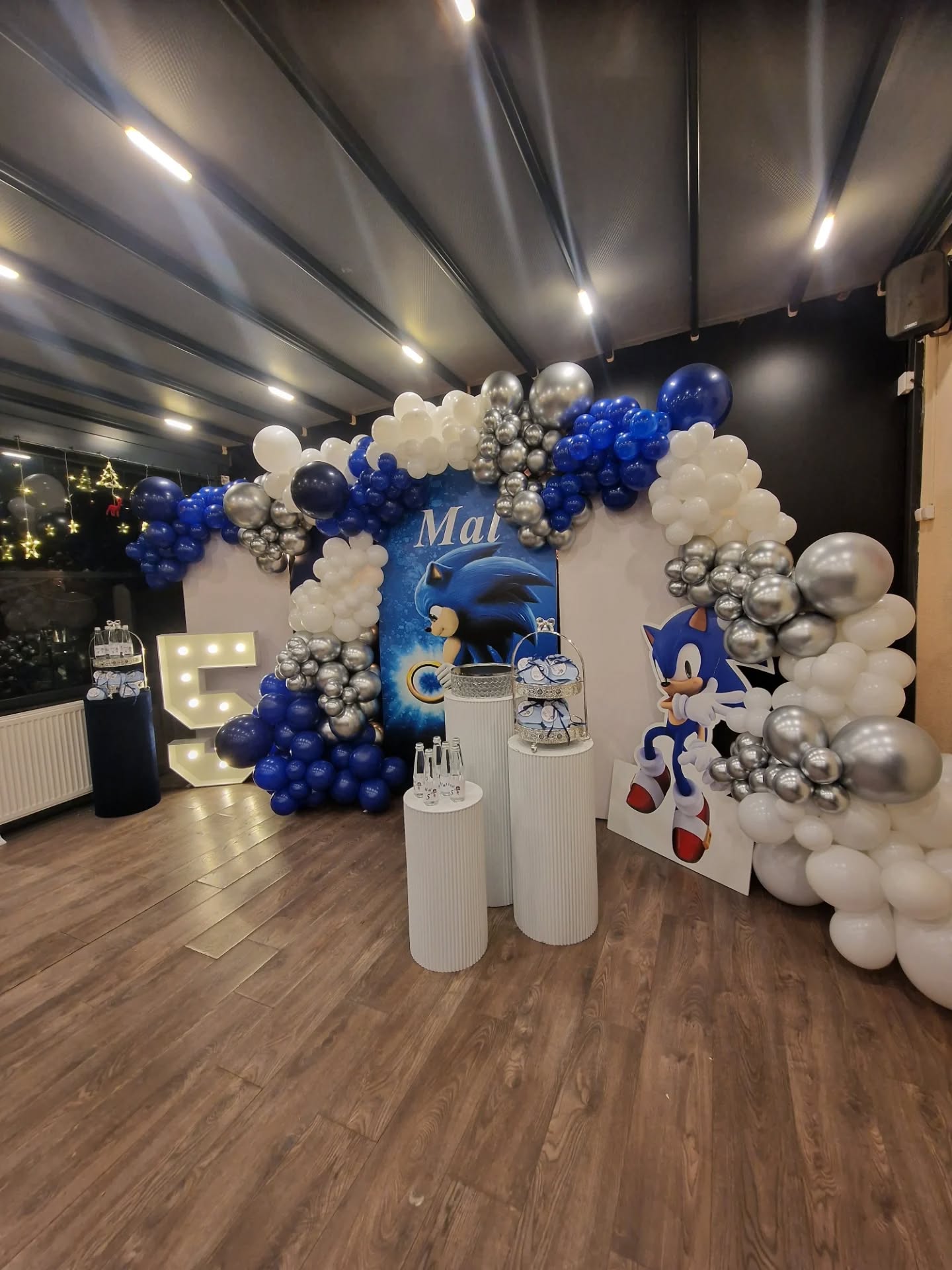 Dekor Sonic me balona blu për 5 vjeç – Flowers Decor Ferizaj (2)