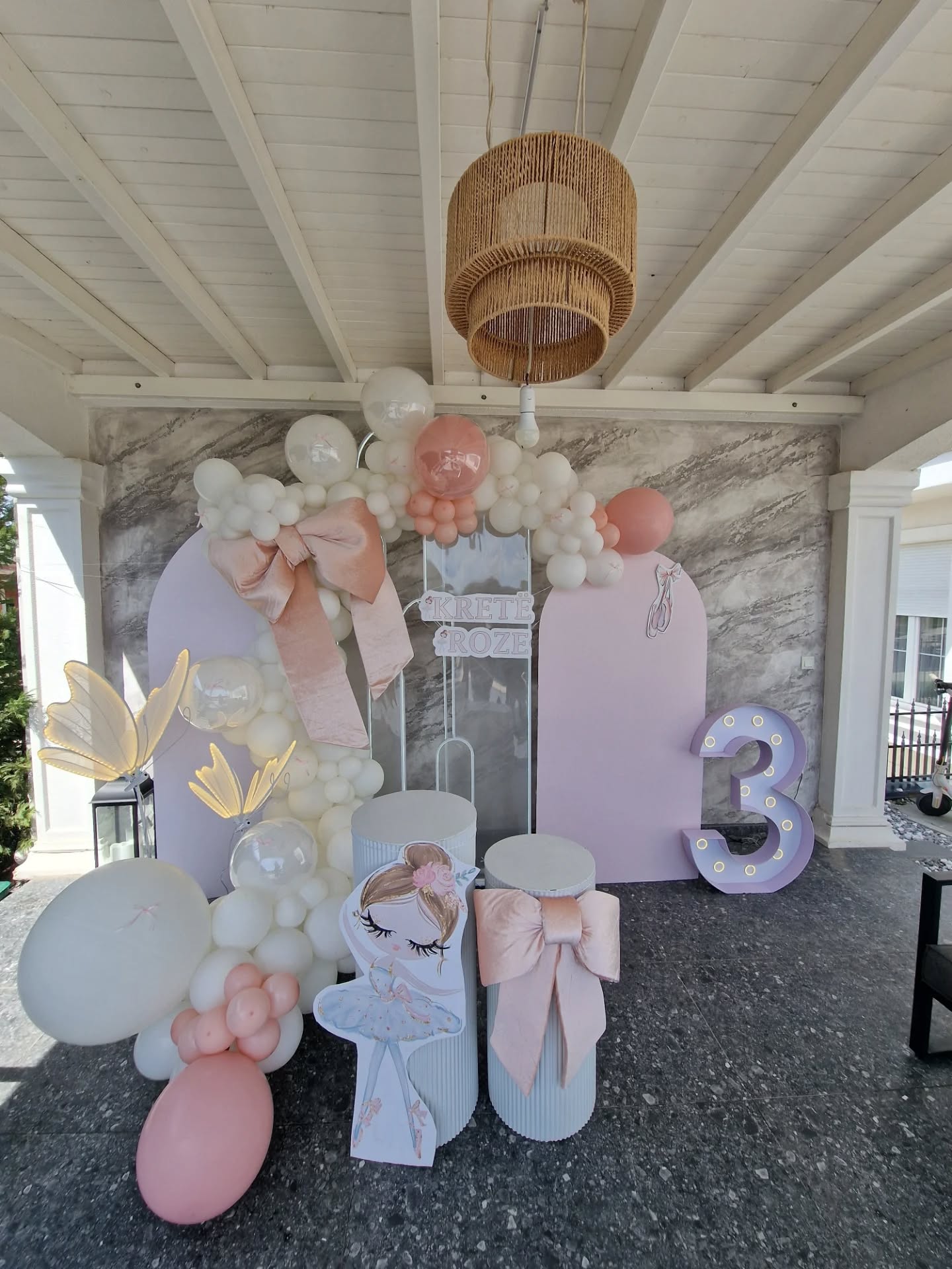 Dekor rozë për ditëlindjen e 3-të – Flowers Decor Ferizaj