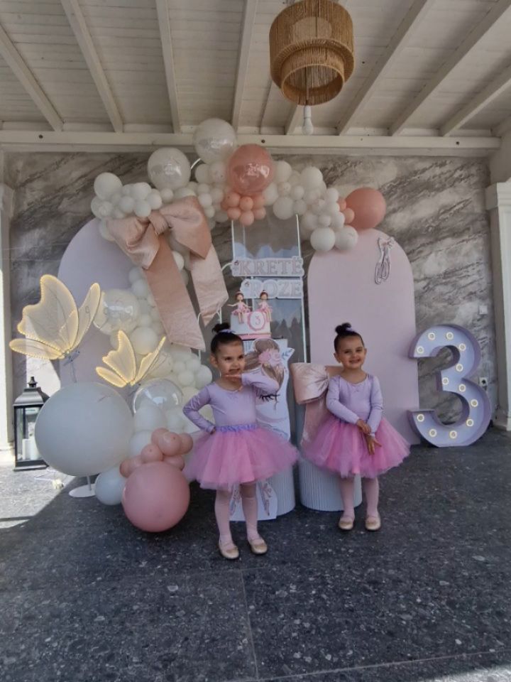 Dekor rozë për ditëlindjen e 3-të – Flowers Decor Ferizaj (3)