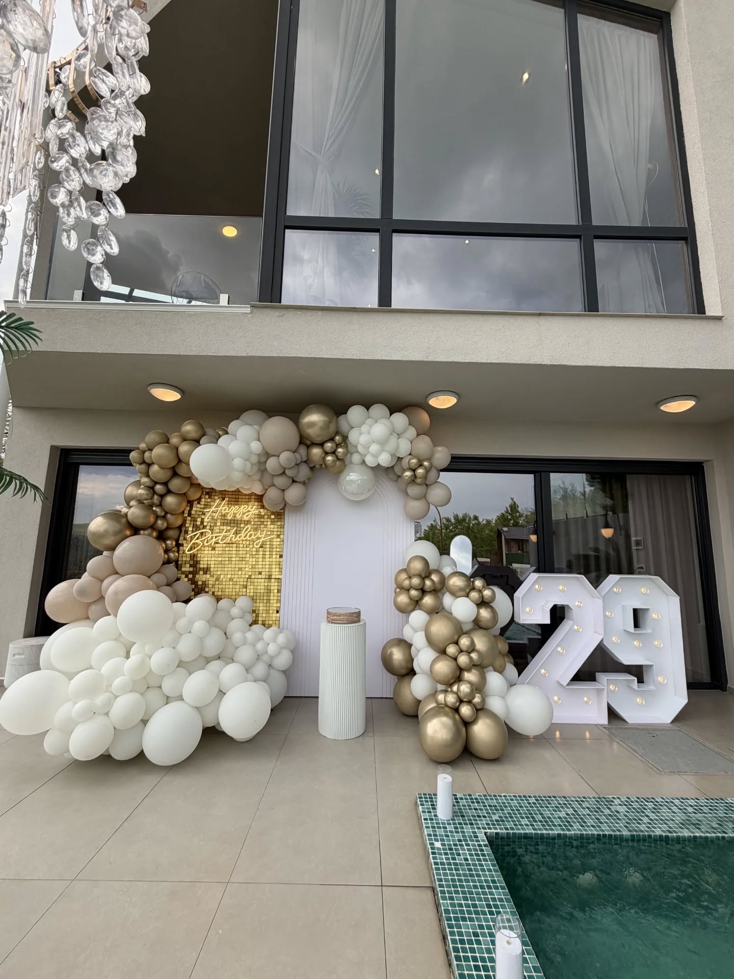 Dekor me balona për ditëlindjen e 29-të – Flowers Decor Ferizaj