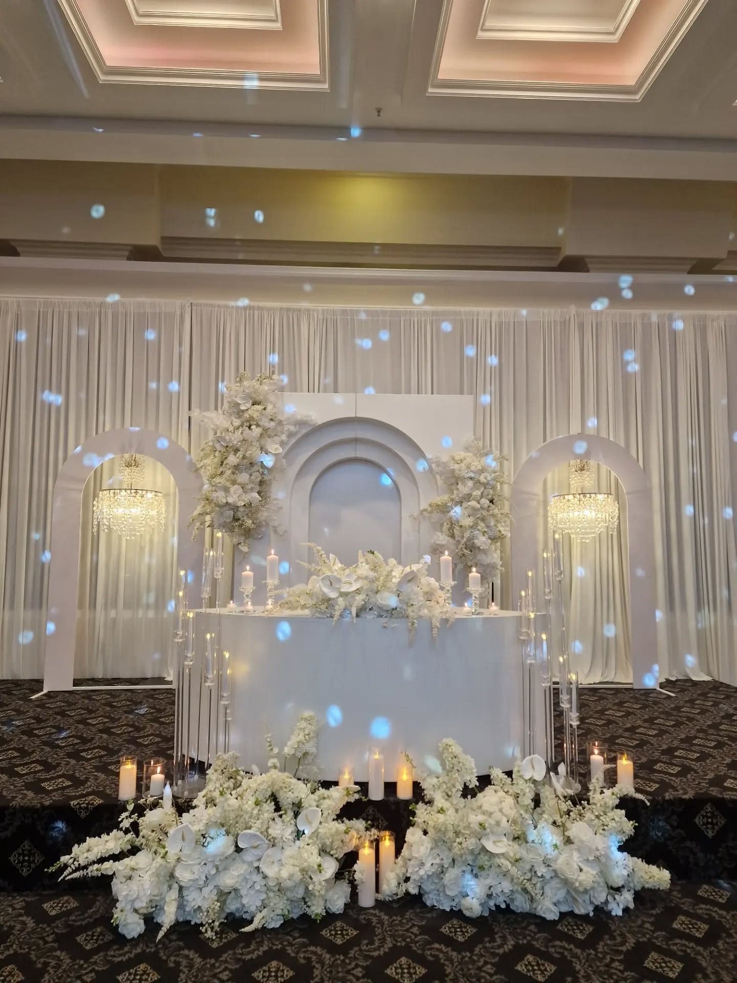 Dekor dasme me lule të bardha dhe qirinj – Flowers Decor Ferizaj