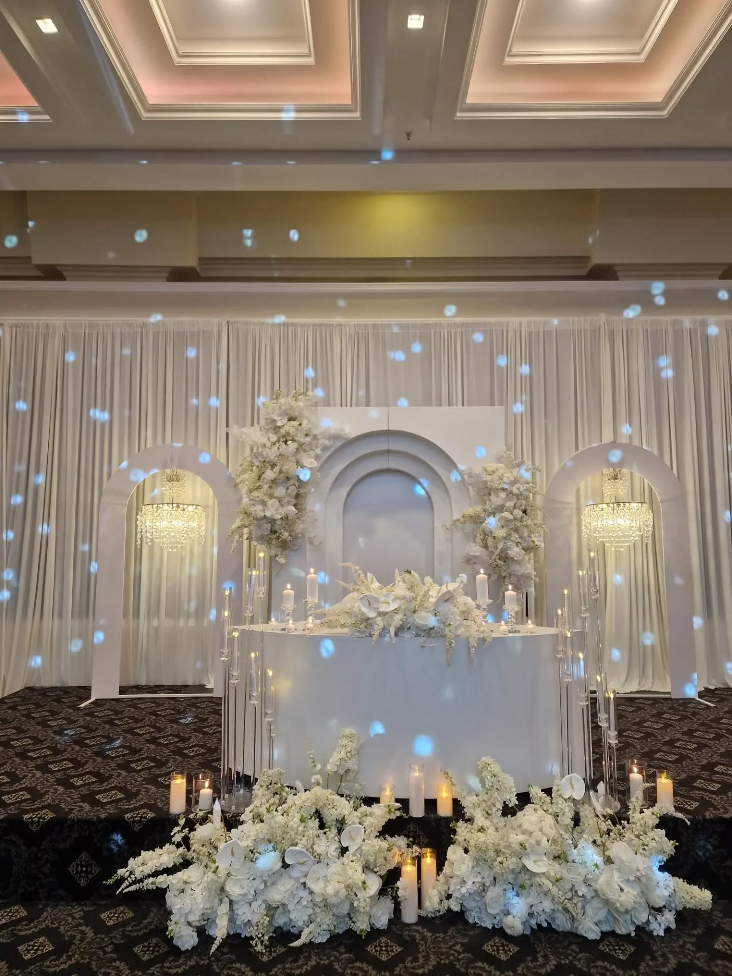 Dekor dasme me lule të bardha dhe qirinj – Flowers Decor Ferizaj (3)