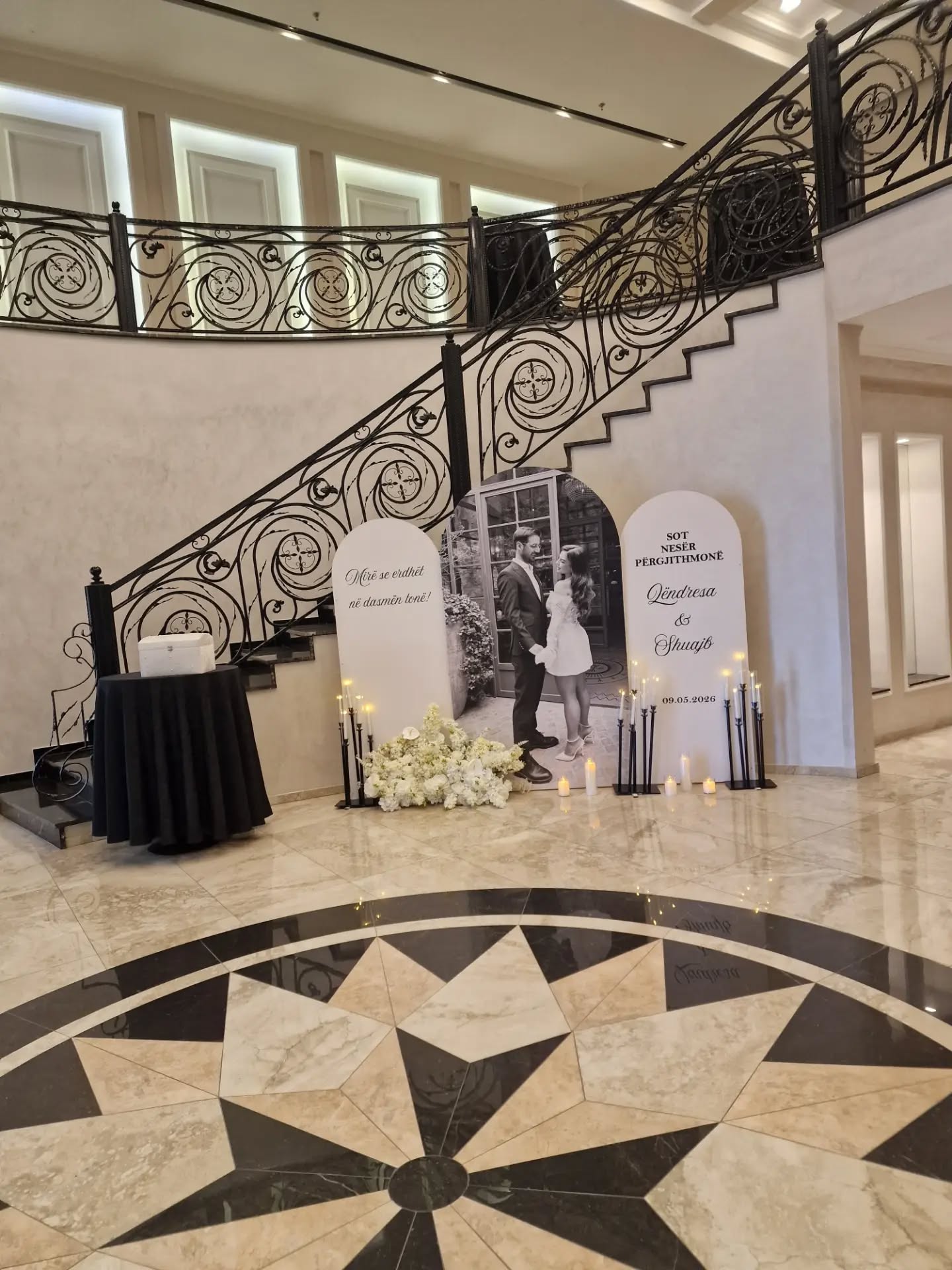 Dekor dasme me lule të bardha dhe qirinj – Flowers Decor Ferizaj (4)
