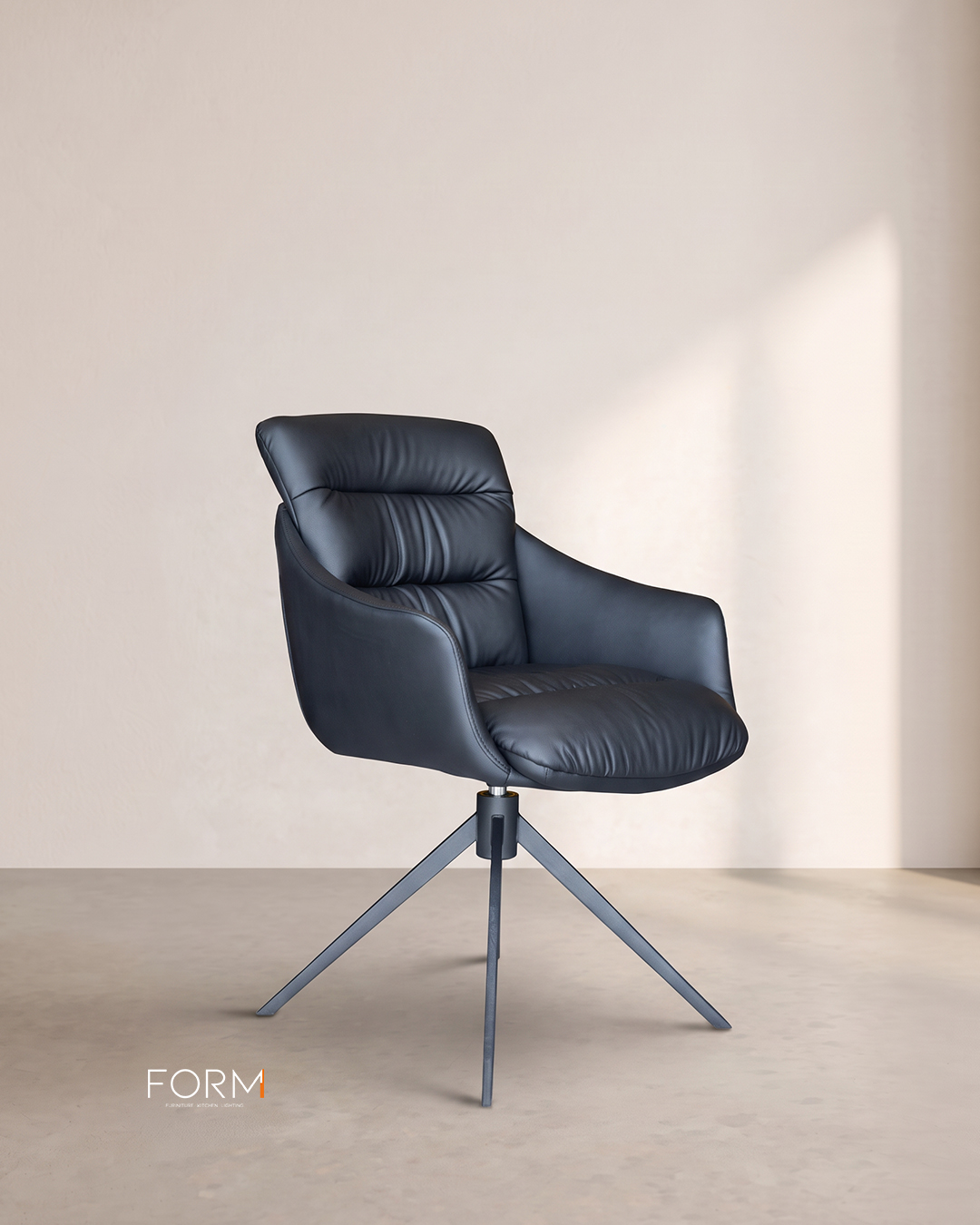Karrige Elian lëkure e zezë – Form Studio