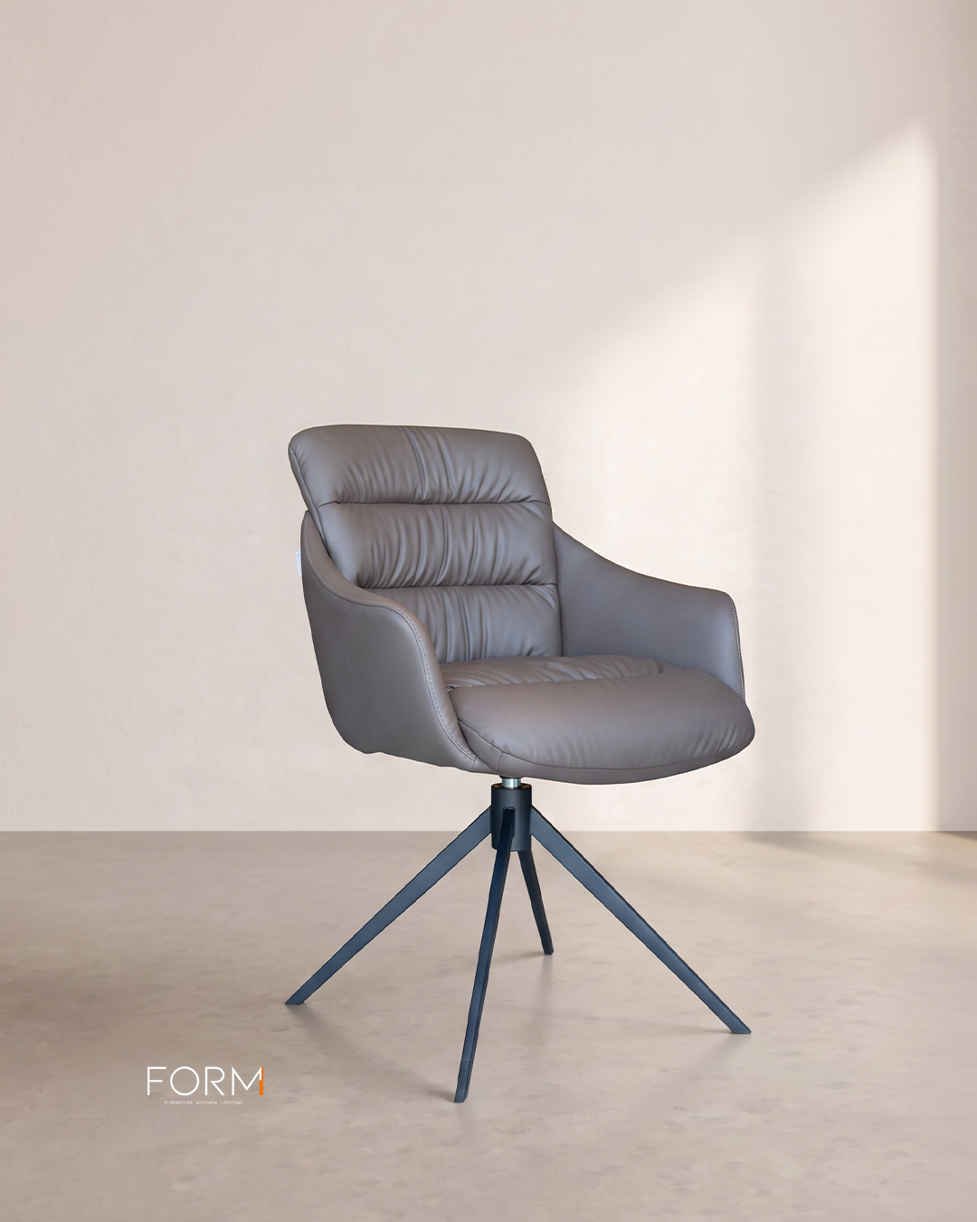 Karrige Elian lëkure e zezë – Form Studio (2)