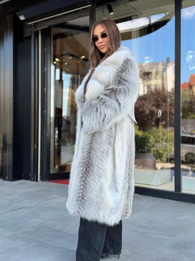 Pallto gëzofi e bardhë dhe gri me rrip