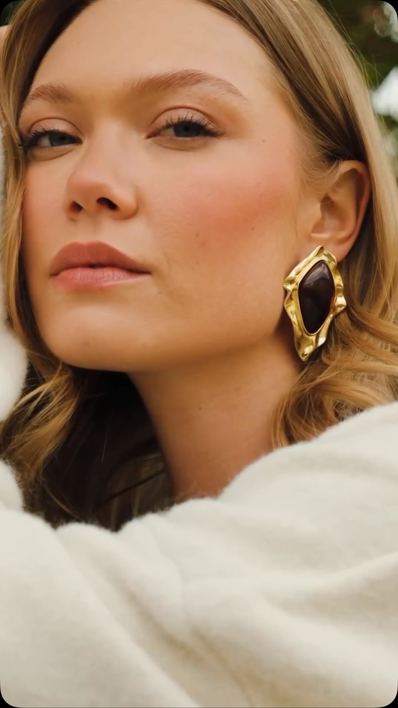Vathë të artë dhe bluzë e bardhë – Fulla Moda Kosova