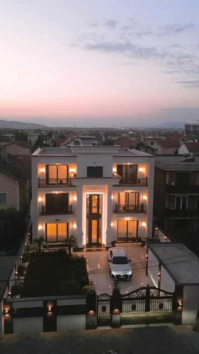 Shtëpi e mobiluar plotësisht me dizajn modern
