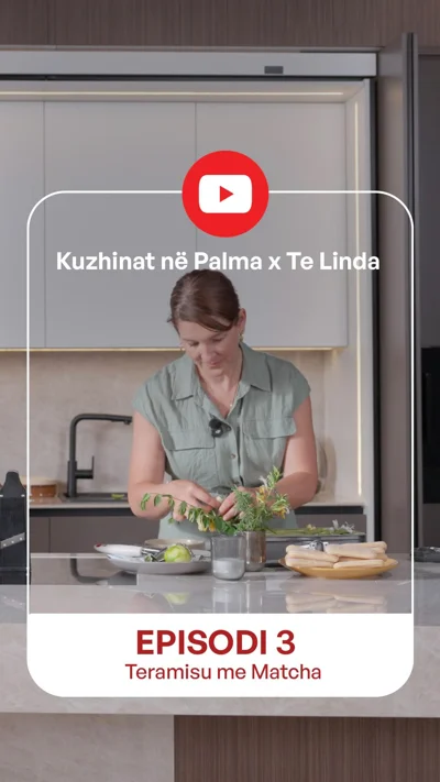 Video gatimi tiramisu me matcha në kuzhinë