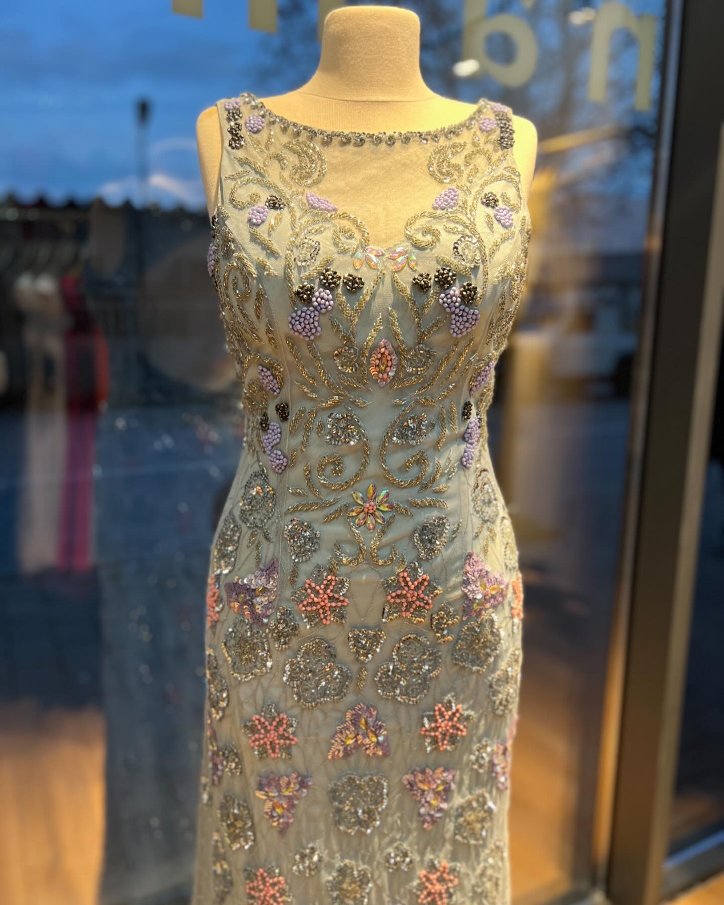 Fustan i gjatë gri me lule të qëndisura – Perla Fashion 💎 (2)