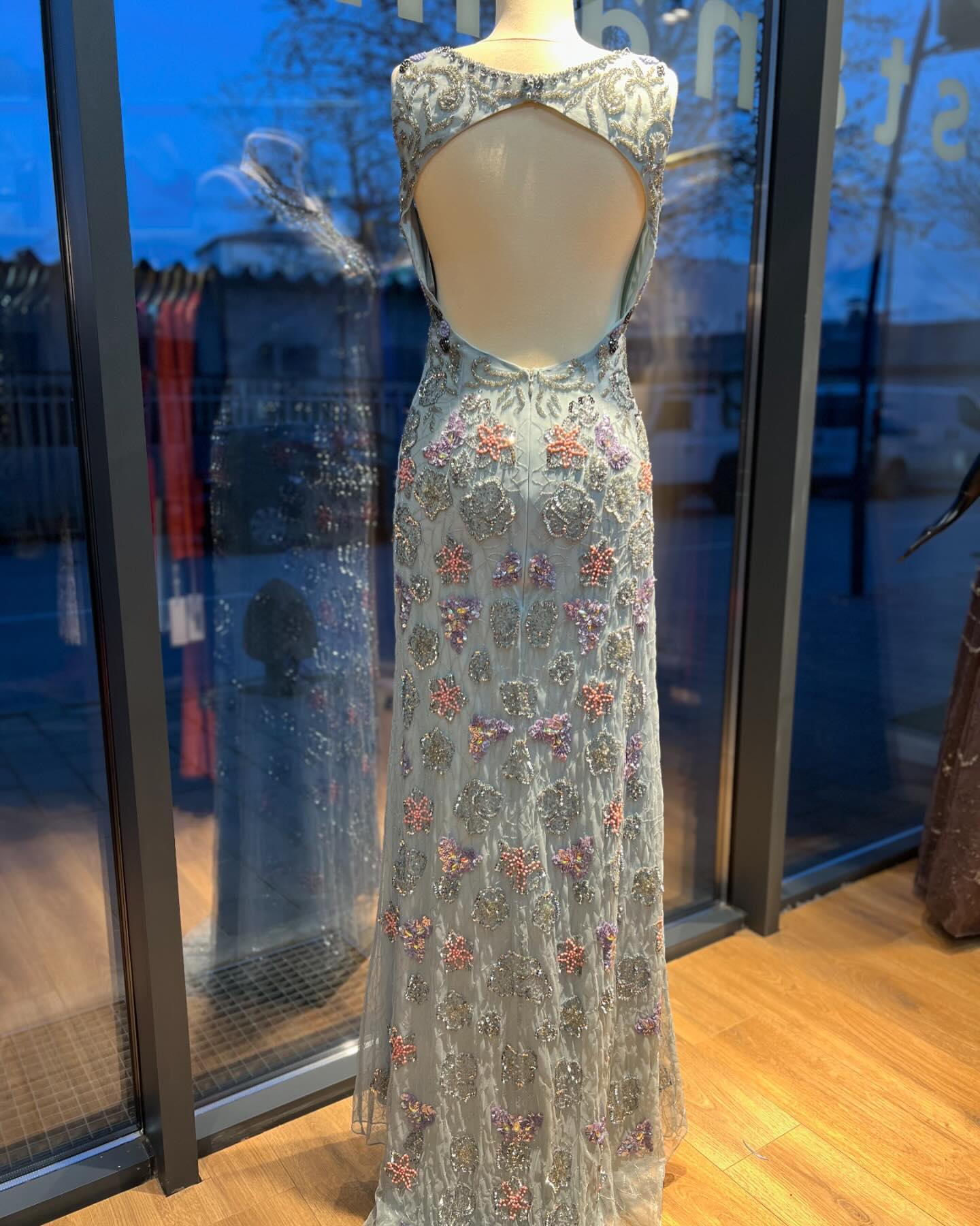 Fustan i gjatë gri me lule të qëndisura – Perla Fashion 💎 (3)