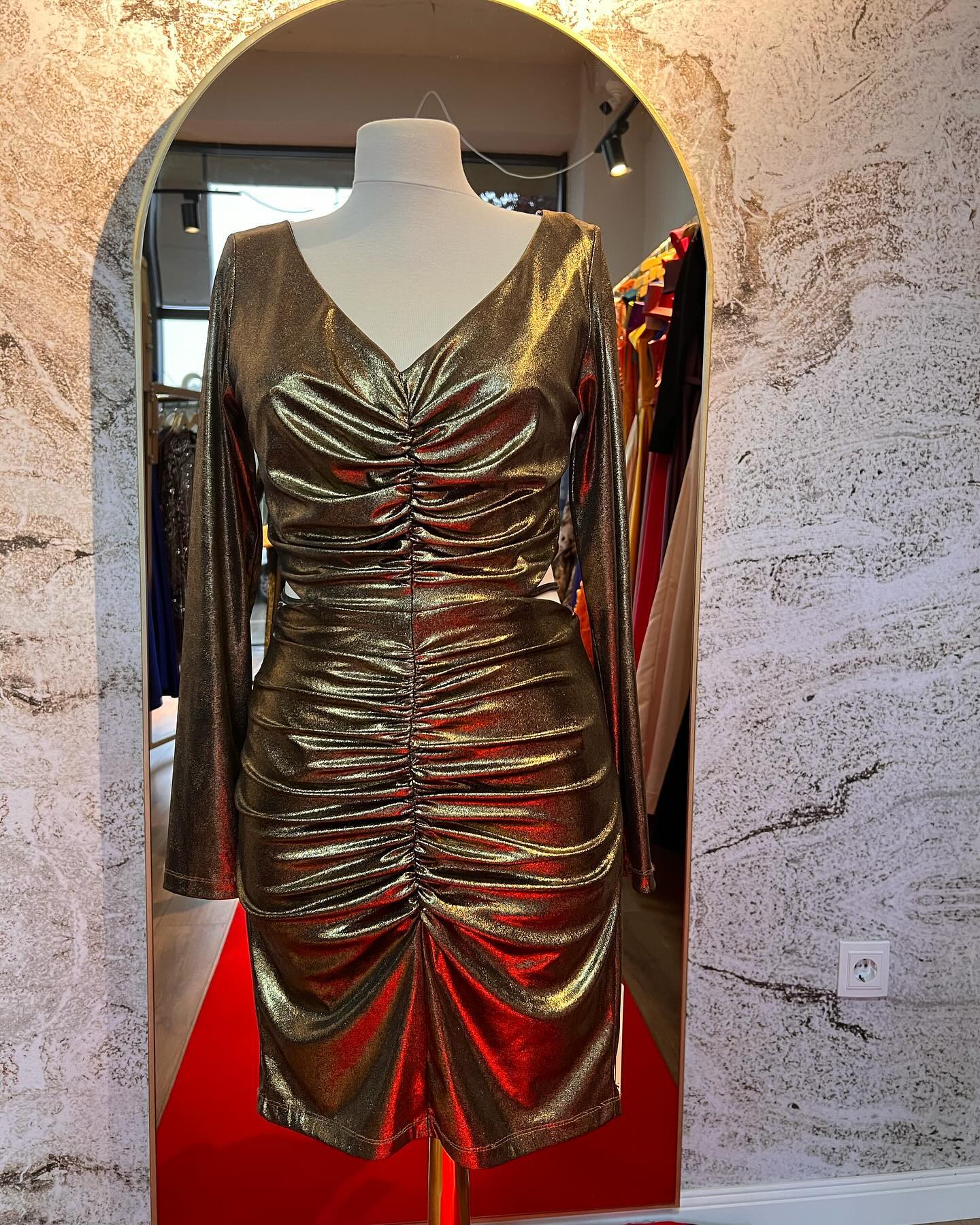 Fustan i shkurtër i artë me rrudha, nr 40-42 – Perla Fashion 💎