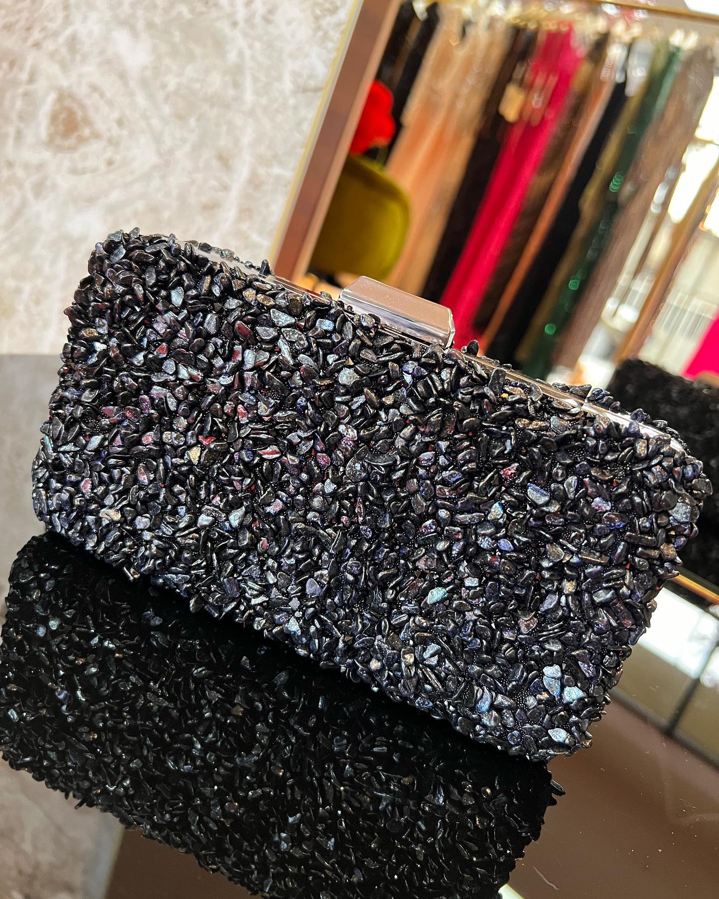 Çanta dore me shkëlqim dhe gurë – Perla Fashion 💎 (3)