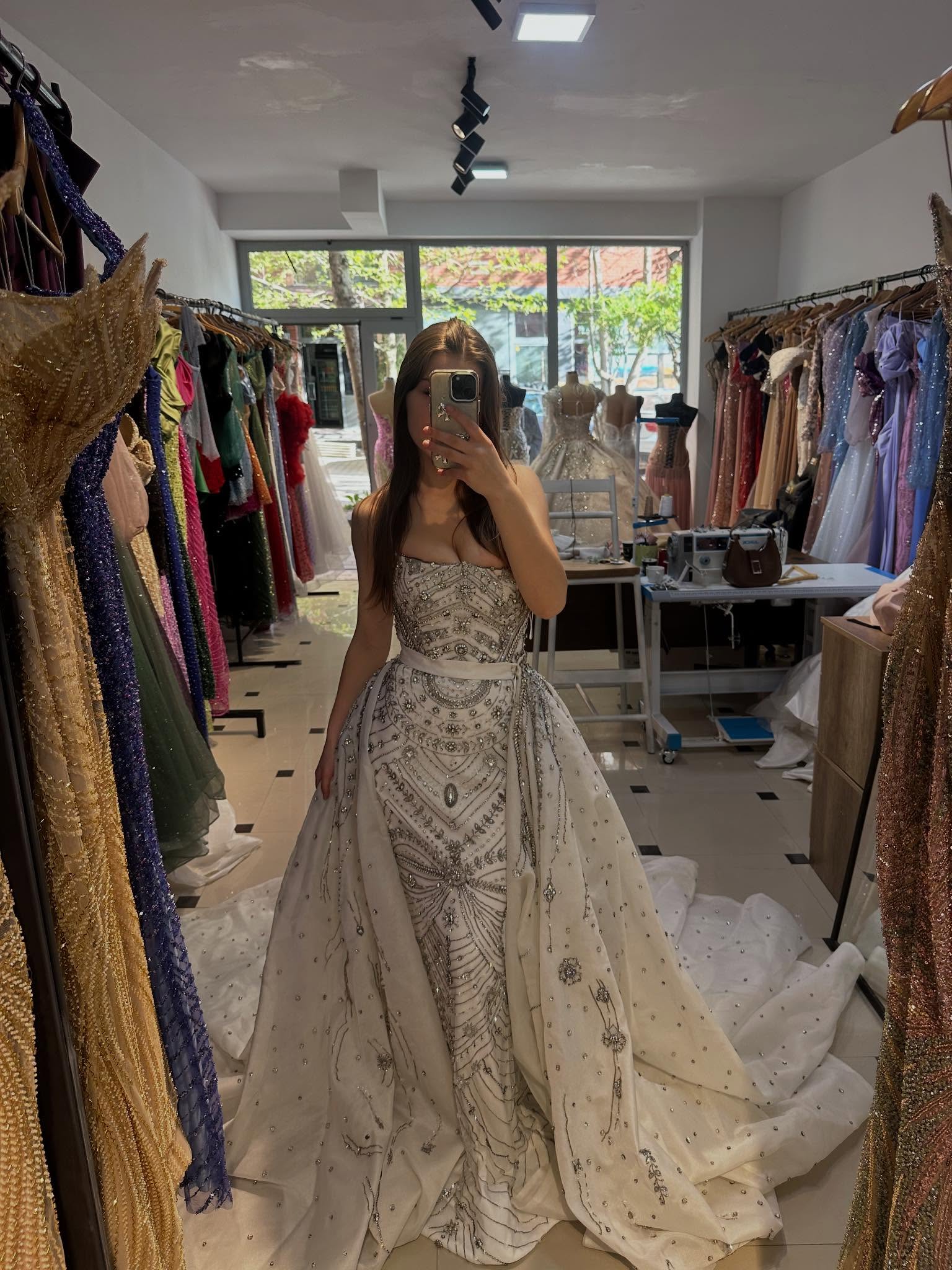 Fustan nusërie me gurë dhe bisht të gjatë – VIKTORIA FASHION OFFICIAL