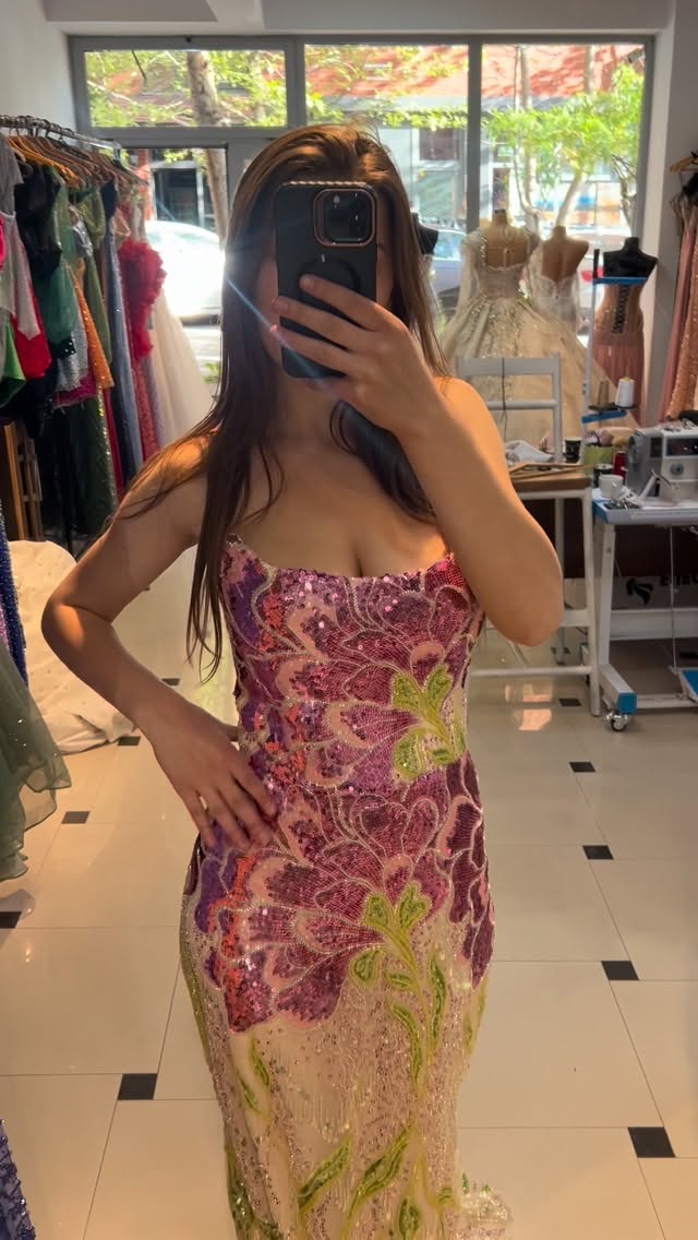 Fustan i gjatë pa rripa me lule rozë – VIKTORIA FASHION OFFICIAL