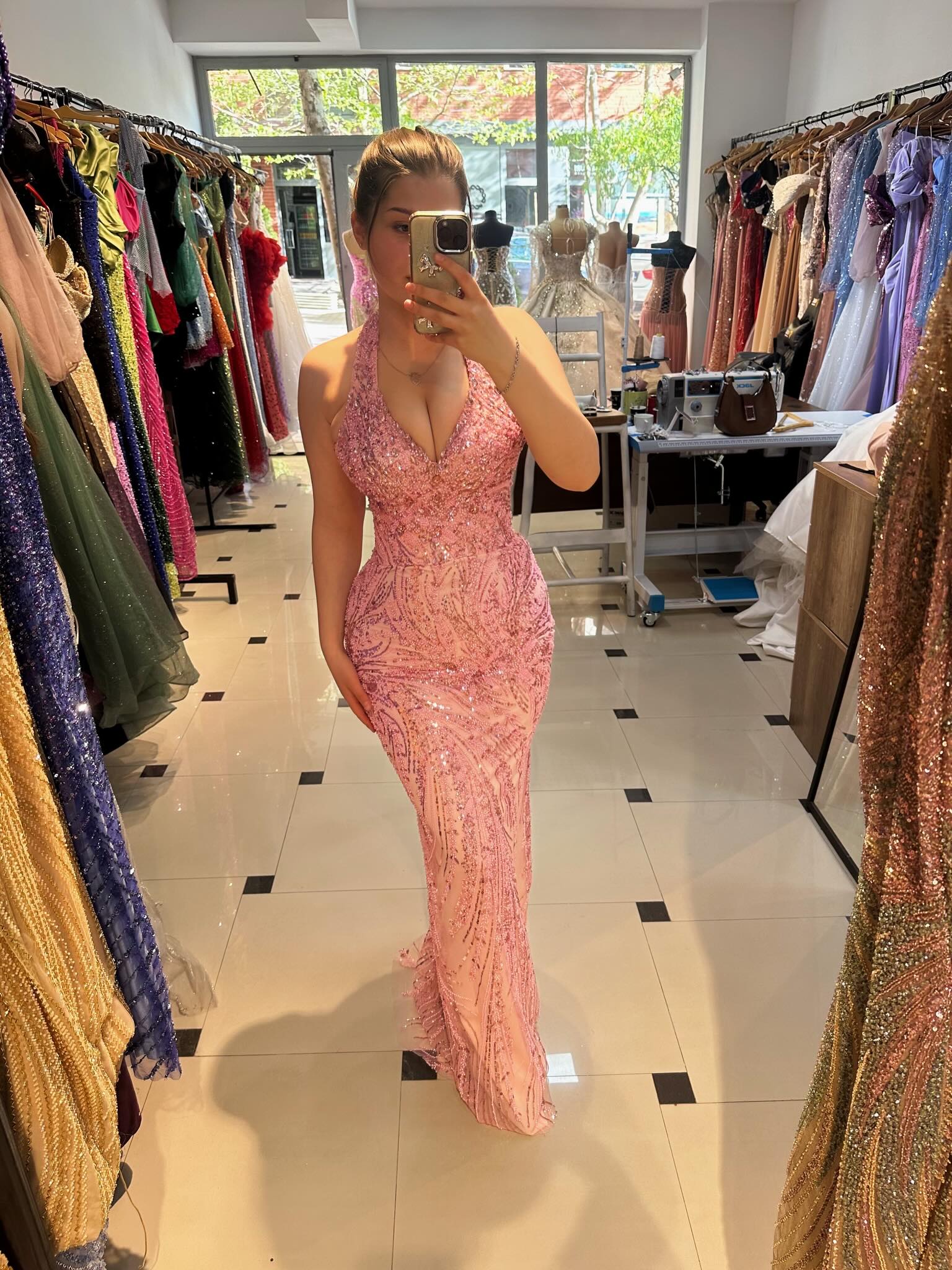 Fustan i gjatë rozë me shkëlqim dhe dekolte V – VIKTORIA FASHION OFFICIAL