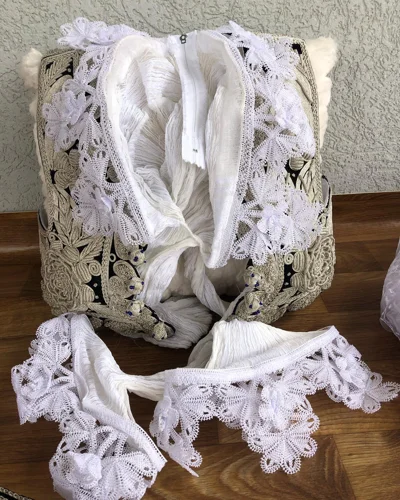 Komplet veshje tradicionale nusërie me dantellë