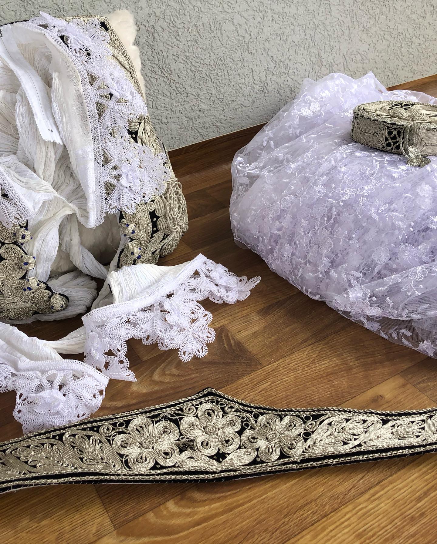 Komplet veshje tradicionale nusërie me dantellë – Fustana me Qera dhe ne Shitje (4)