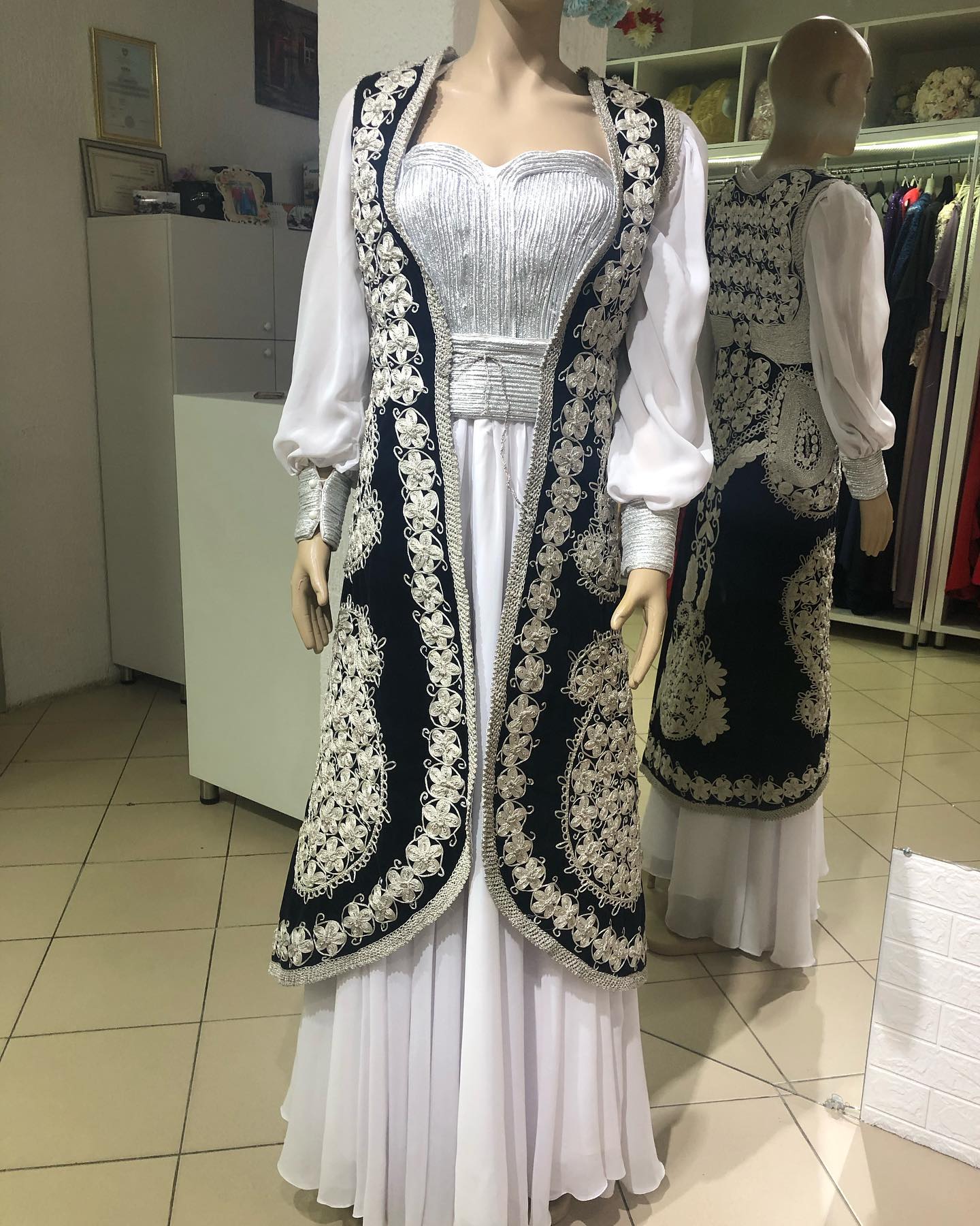 Dallama tradicionale me fustan të bardhë – Fustana me Qera dhe ne Shitje