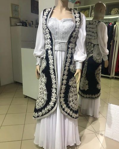 Dallama tradicionale me fustan të bardhë
