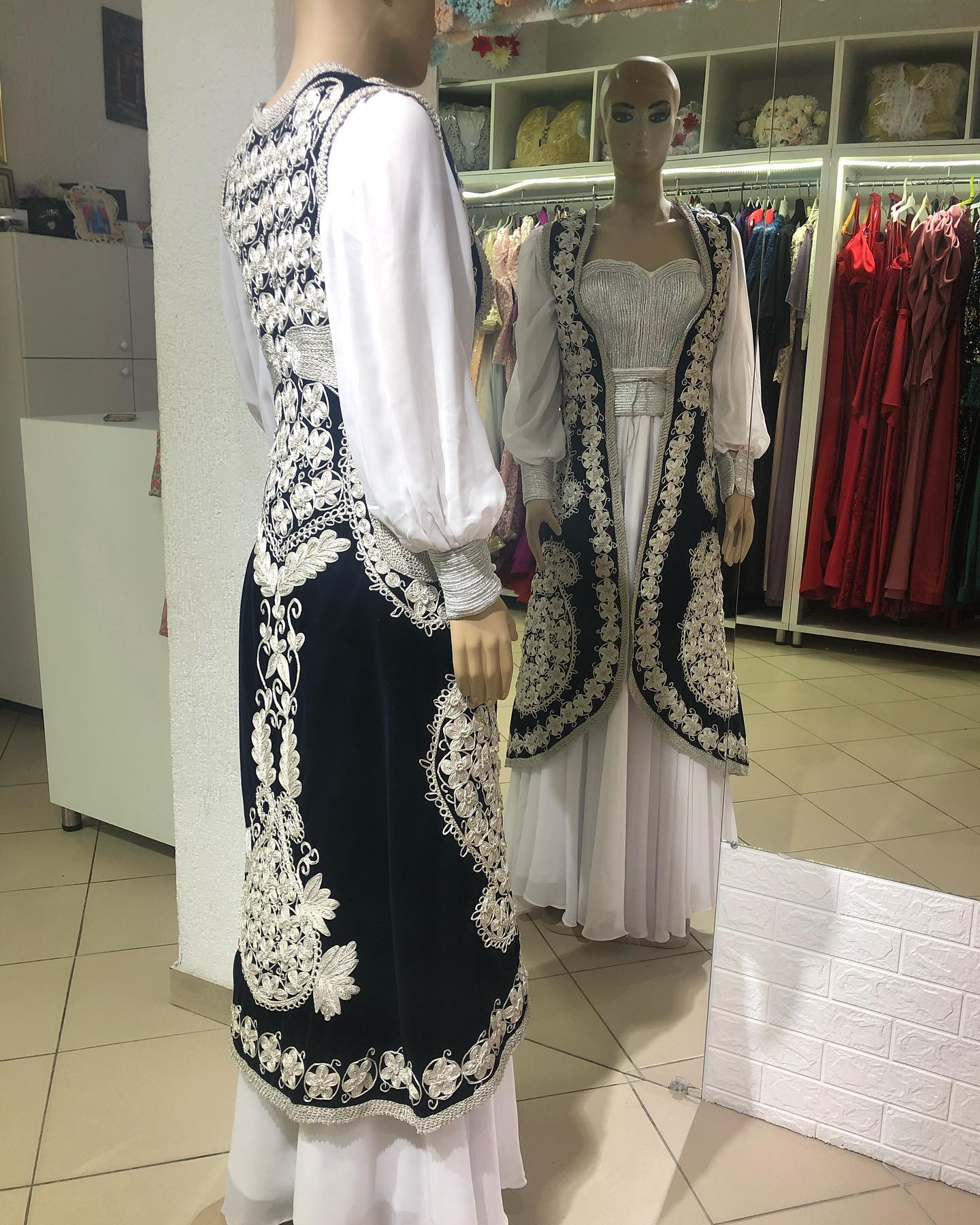 Dallama tradicionale me fustan të bardhë – Fustana me Qera dhe ne Shitje (2)