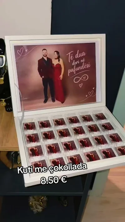 Kuti me çokollata me foto të çiftit