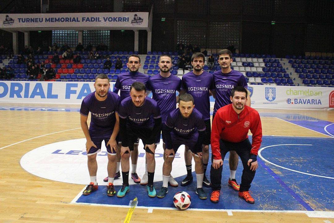 Foto e ekipit të futsallit me uniforma vjollcë – GIVOVA KOSOVA - PRISHTINE