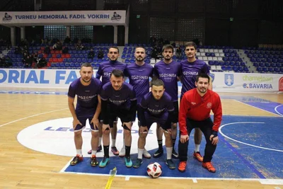 Foto e ekipit të futsallit me uniforma vjollcë