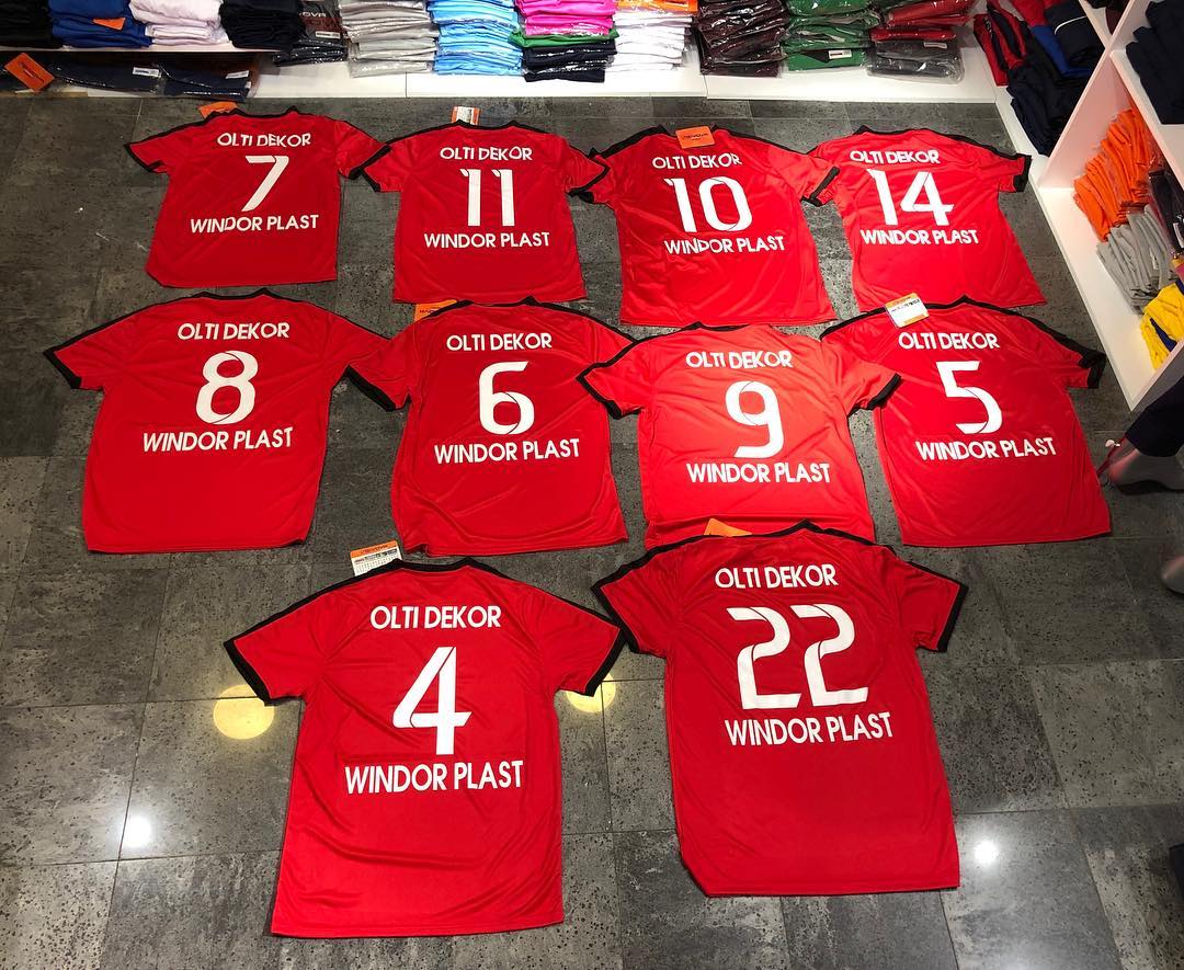 Fanella futbolli të kuqe me numra për ekipe – GIVOVA KOSOVA - PRISHTINE