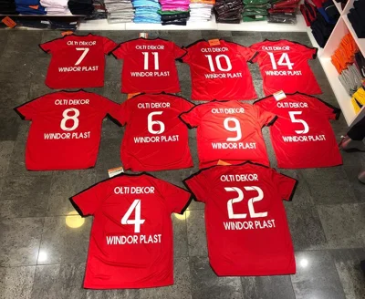 Fanella futbolli të kuqe me numra për ekipe
