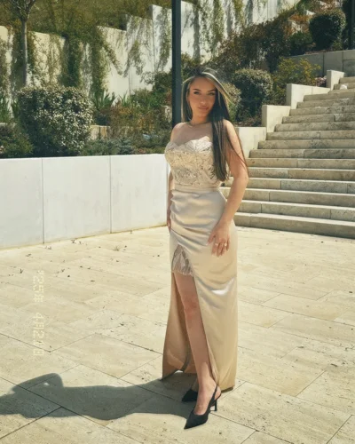 Fustan bezhë satini me çarje anësore