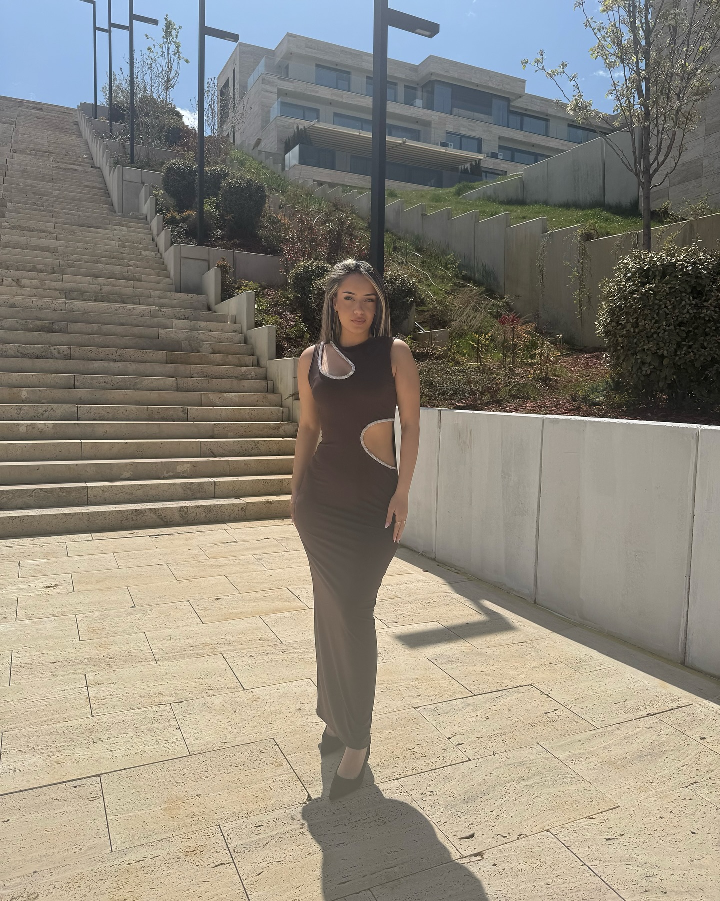 Fustan i gjatë kafe me prerje në bel – Fustana me qera ne Prishtine
