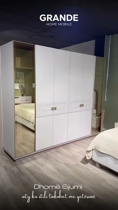 Dhomë gjumi me dollap të bardhë me pasqyrë