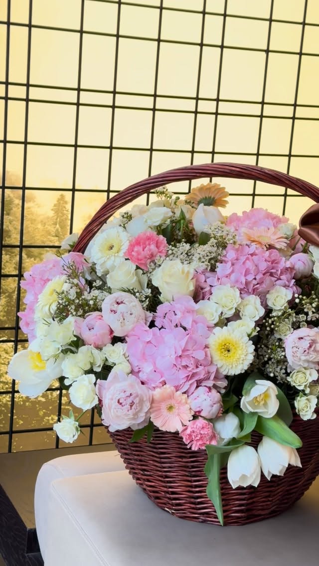 Shportë me lule pranverore rozë dhe të bardha – Grand Flowers