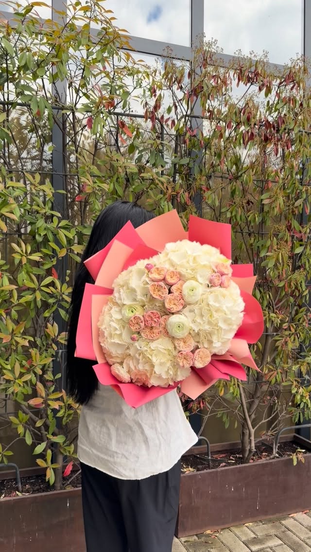 Buqetë me trëndafila të bardhë në letër rozë – Grand Flowers