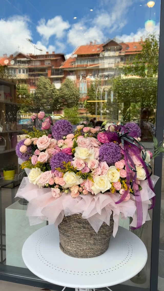 Shportë me lule rozë dhe vjollcë – Grand Flowers