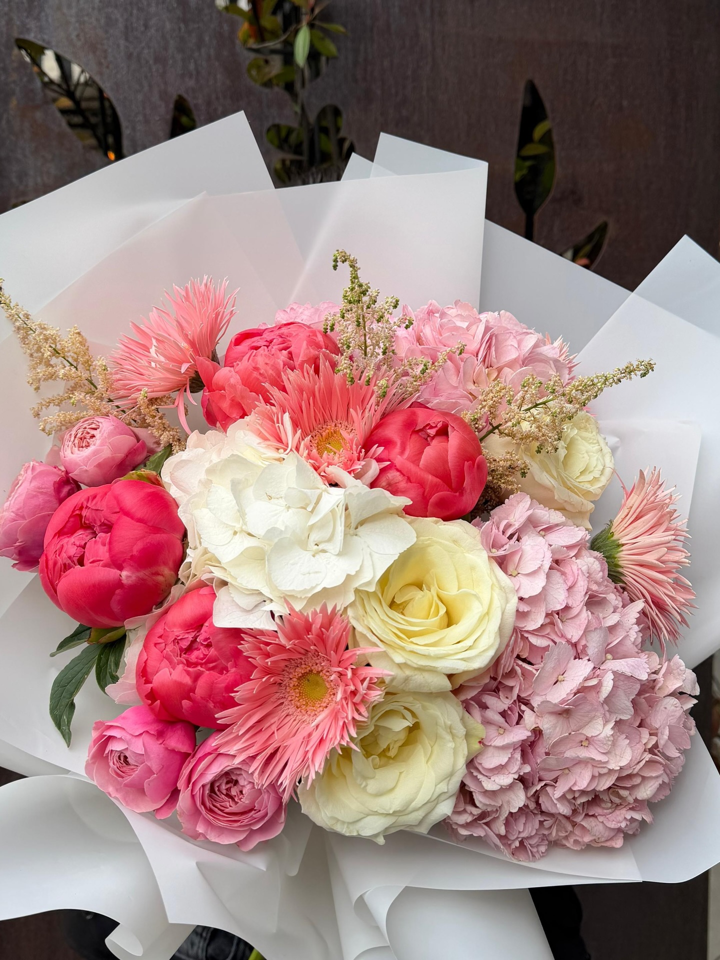 Buqetë me trëndafila, hortenzia dhe peonia – Grand Flowers (2)