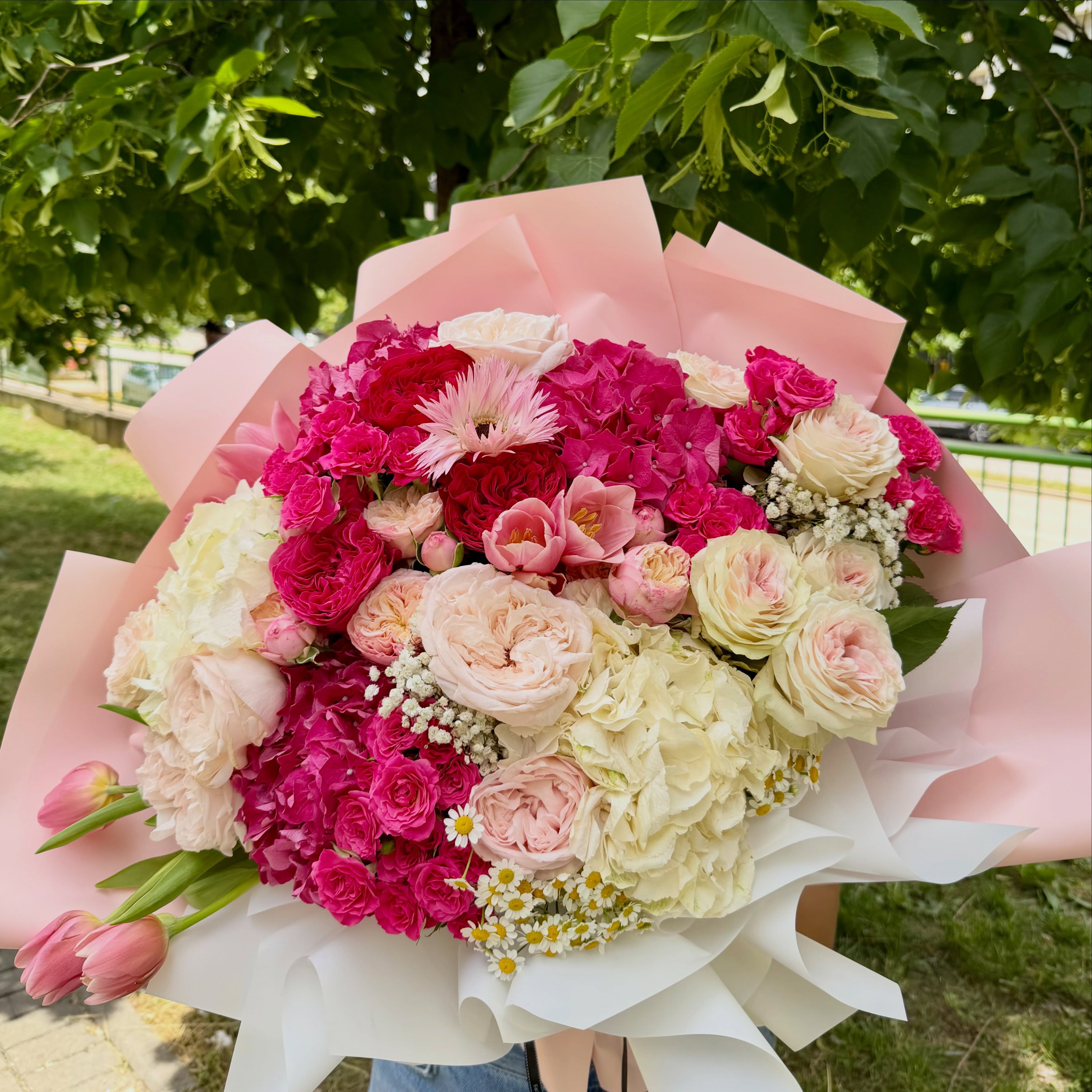 Buqetë e madhe me hortenzia dhe trëndafila rozë – Grand Flowers