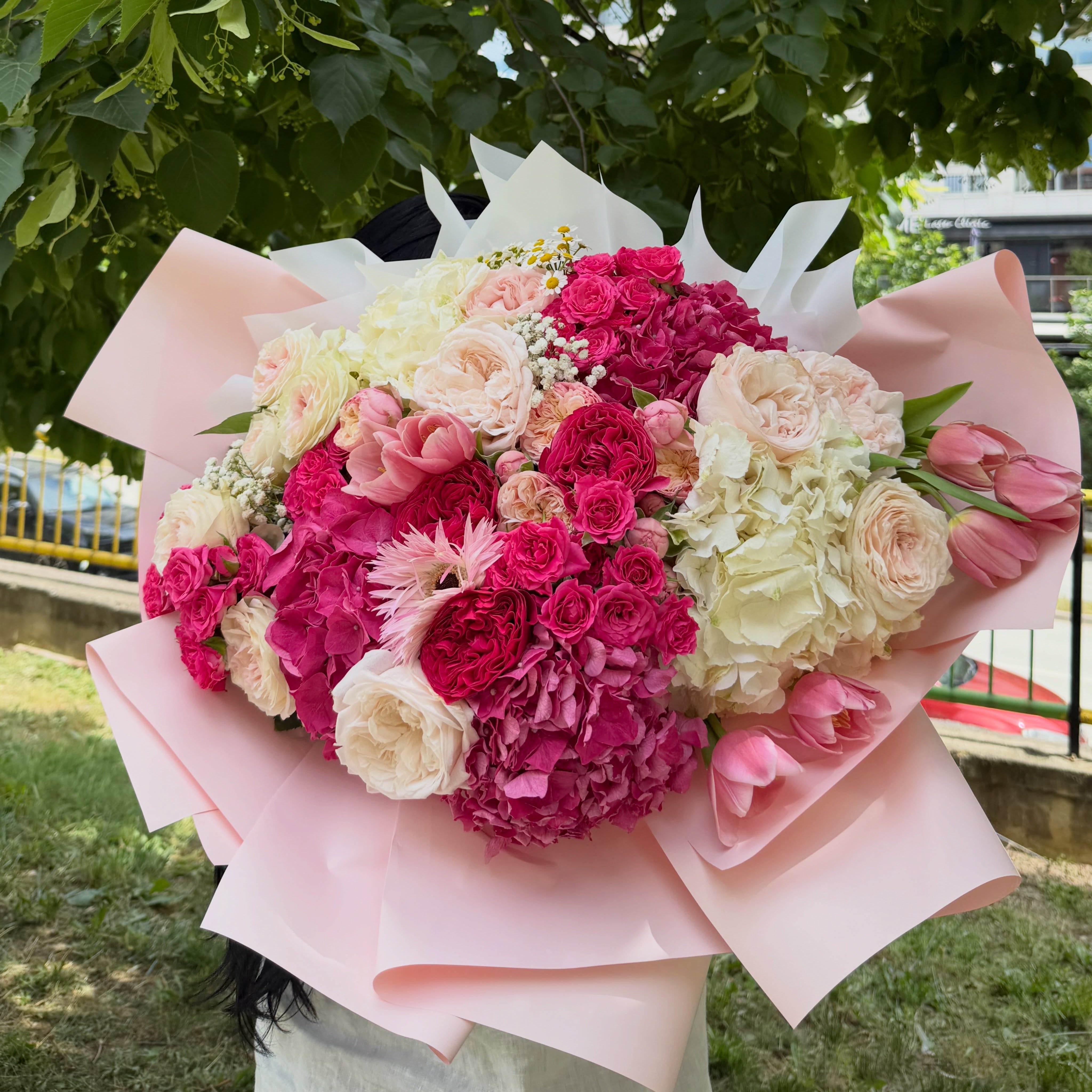 Buqetë e madhe me hortenzia dhe trëndafila rozë – Grand Flowers (2)