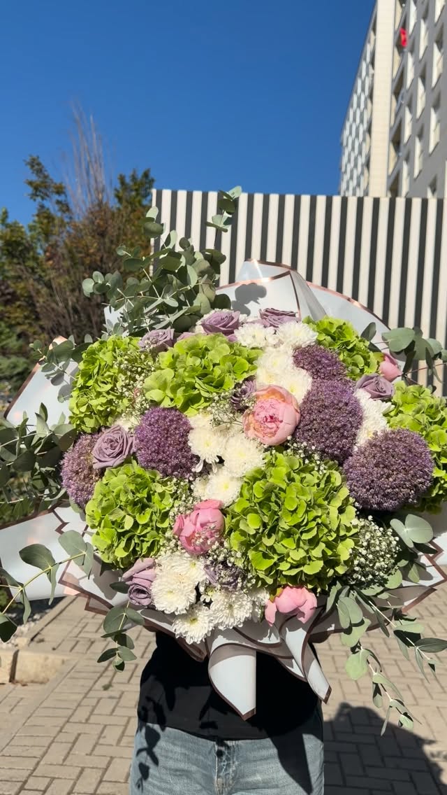 Buqetë e madhe me hortenzia dhe lule vjollcë – Grand Flowers