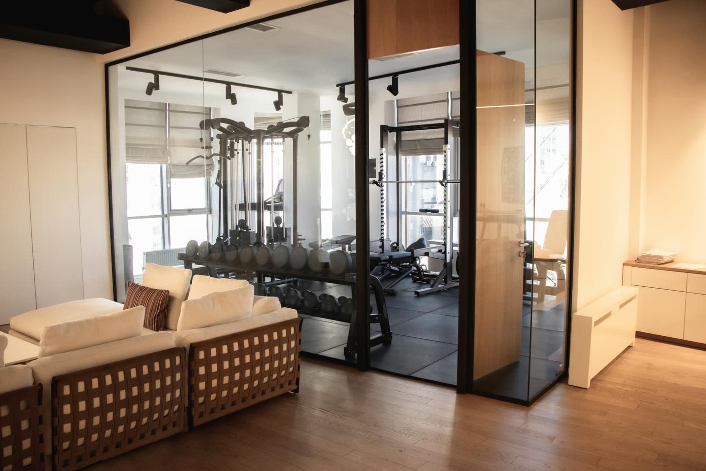 Palestër zyre me pajisje fitnesi – GYM EQUIPMENT&FITNESS SOLUTION